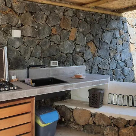 Affittacamere Sotto La Torre E Sopra Il Porticciolo Isola di Ustica