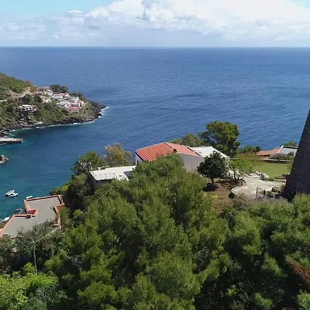 Sotto La Torre E Sopra Il Porticciolo *