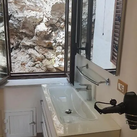 Sotto La Torre E Sopra Il Porticciolo בית הארחה Isola di Ustica