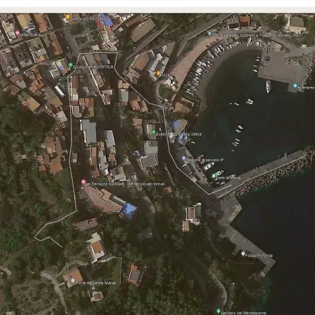 Sotto La Torre E Sopra Il Porticciolo Isola di Ustica
