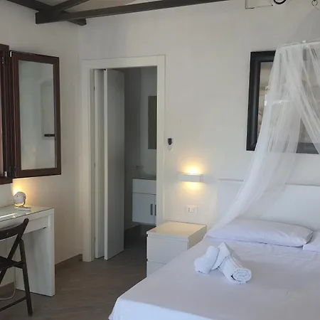 Sotto La Torre E Sopra Il Porticciolo Isola di Ustica