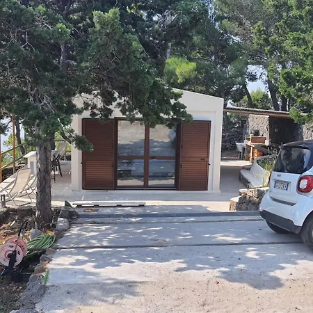 Sotto La Torre E Sopra Il Porticciolo