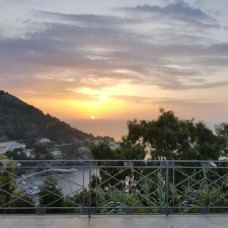Sotto La Torre E Sopra Il Porticciolo