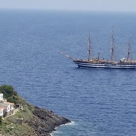 Sotto La Torre E Sopra Il Porticciolo Isola di Ustica