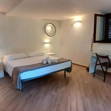 Pensión Sotto La Torre E Sopra Il Porticciolo 3*