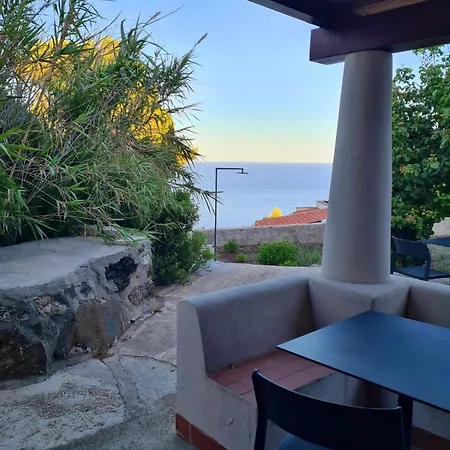 Sotto La Torre E Sopra Il Porticciolo 3*